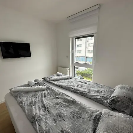 By Expert Ado アパート